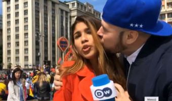 Русский болельщик на ходу поцеловал испанскую журналистку в щёку. Она обвинила его в домогательстве