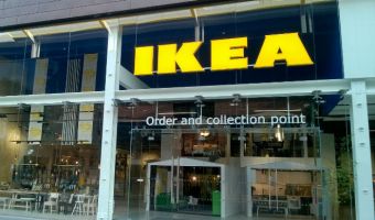 Английские фанаты отметили победу над Швецией в магазине IKEA. Сотрудники не решились возражать