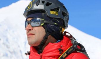 Альпинист Александр Гуков застрял на склоне «неприступной» горы. Почему это произошло и как его спасают