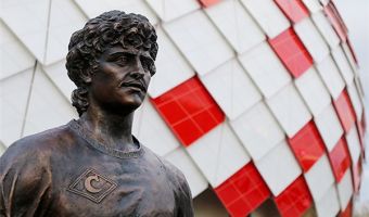Британец осквернил памятник легенде футбола Фёдору Черенкову. Такого полиция простить иностранцу не смогла