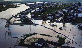 Мощнейшее наводнение в Чите крушит мосты и дома. Там почти апокалипсис, но природа не думает останавливаться