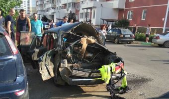 В Краснодаре на улице взорвалась машина. Проходившая рядом женщина повела себя почти как герой боевика