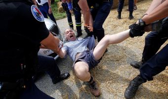 Во Франции полиция разгоняла фермеров, пытавшихся сорвать «Тур де Франс». И сорвала «Тур де Франс» сама