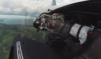 Тошнотнее американских горок. Пилот истребителя снял свой полёт на камеру с 360-градусным обзором из кабины