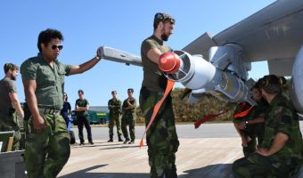 Шведские военные потушили лесной пожар с помощью бомб и авиации. Видно, как огонь капитулировал