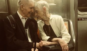 Как выглядят идеальные отношения. Парень сделал фото влюблённой пары в метро, и это история длиной в 65 лет