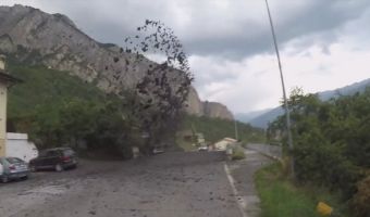 На швейцарскую деревню напали тонны чёрной жижи. Оползень, похожий на огромного Венома