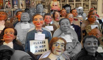 Музей чревовещания заставит кого угодно бояться кукол. И от того, что все их владельцы мертвы, ничуть не легче