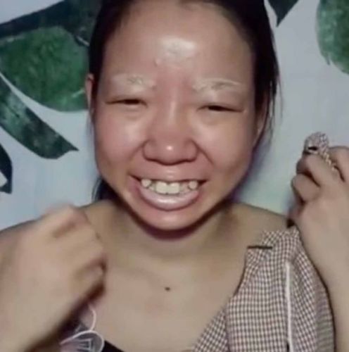 Китаянка снимает макияж после свадьбы