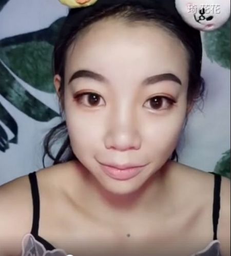 Китаянка сделала макияж как у джоли