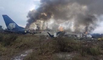 В Мексике упал самолёт с сотней людей на борту. Все выжили — но глядя на фото, в это трудно поверить