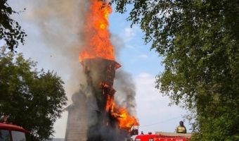 В Карелии сгорела деревянная церковь XVIII века. Похоже, её поджёг подросток, которому просто не нравился Бог