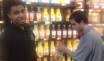 Работник супермаркета помог парню с аутизмом. Он и не подозревал, как круто после этого изменится его жизнь