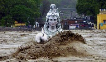 «Отсюда не выбраться». В Индии — наводнение века, и теперь местные жители точно знают, что такое апокалипсис