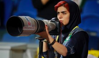 Фотожурналистка из Ирана нарушила запрет страны и сняла футбольный матч. Никакой тюрьмы, ведь дело в смекалке