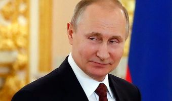 «Не хотел, но сумел заставить себя». Путин подписал закон о росте НДС, но люди винят двойников и депутатов