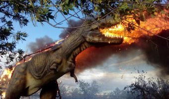 В Башкирии загорелся робот-тираннозавр. Пламя он изрыгал, как настоящий дракон!