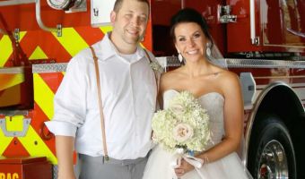 Пожарный пять лет готовился к свадьбе, но с неё пришлось сбежать по-супергеройски. Огонь как будто ждал