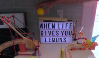Ленивые блогеры сделали дом машиной по наливанию лимонада. Теперь их залипательный ролик украдёт вашу жизнь