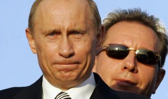 Путин, Ельцин и вор в законе. Как глава Росгвардии Виктор Золотов попал на фото с такими разными людьми