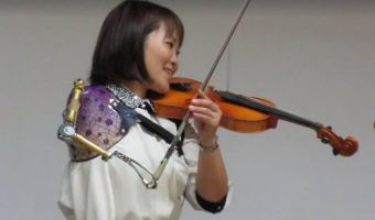 Японка с одной рукой виртуозно играет на скрипке протезом. Так, что у других музыкантов не остаётся оправданий
