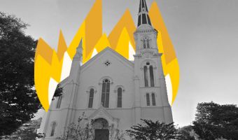 В Штатах от удара молнии сгорела дотла огромная церковь. И видео с места пожара страшно как геенна огненная