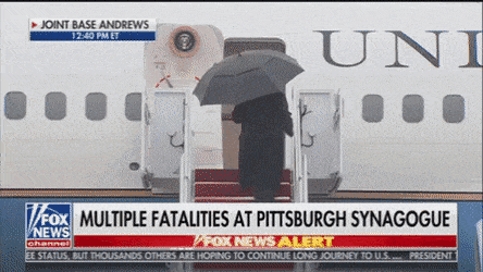 Дональд Трамп странно бросил зонт по пути в самолёт. И, кажется, это самый несчастный зонтик на свете
