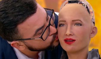 Робот София пришла на украинское телешоу и поцеловалась с ведущим. Теперь в Штатах грустит одна знаменитость