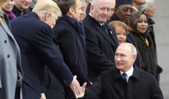 «Путин X». Президенты России и США пожали друг другу руки, но интересный ракурс привёл их к мемам