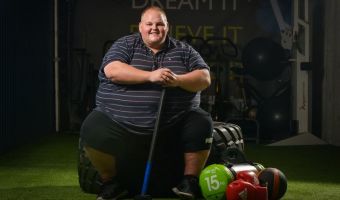 Мужчина весил 250 кг, и врачи сказали, что скоро он доестся до смерти. Сбросить вес помогли странные листовки
