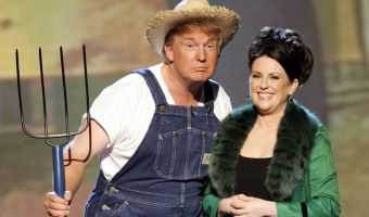 Дональд Трамп с вилами и в костюме фермера спел песню о деревне. Так новые законы ещё никто не критиковал