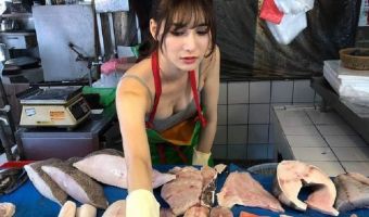 На рынке Тайваня нашлась самая красивая продавщица рыбы. Вот только радовались покупатели недолго