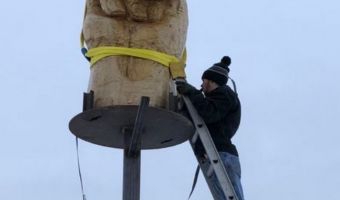 Огромная скульптура грубого жеста появилась в Вермонте. Искусство? Нет, странная (и дорогая) месть чиновникам