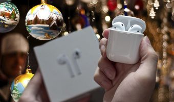 «Я не слышу тебя, потому что ты нищий». Новые мемы про AirPods, от которых смешно, но немного больно