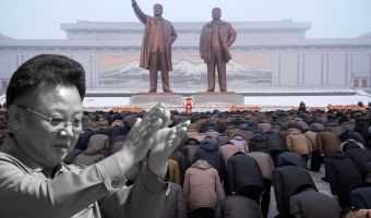 В Северной Корее отметили седьмую годовщину смерти Ким Чен Ира. Людей — десятки тысяч, но кланялись как один