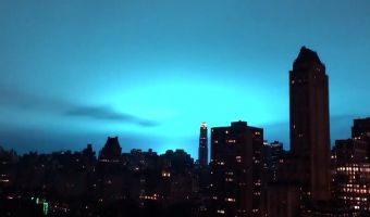 Голубой огонёк в Нью-Йорке: из-за взрыва в небе появилось красивое свечение. А жители уже надеялись на большее