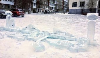 Вандалы разрушили ледяную площадку в маленьком городке. Воздаяние по заслугам настигло их почти мгновенно