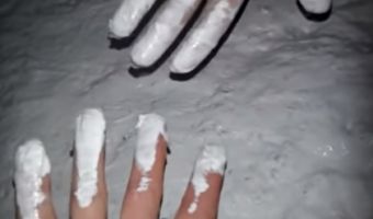 В Кемеровской области горку покрасили толстым слоем белой краски, чтобы спрятать грязный снег