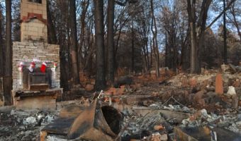 Мужчина украсил руины своего сгоревшего дома. И это самые грустные рождественские фото