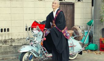 Монахи из Японии фехтуют, жонглируют и жарят на ударных. Такими видео полон твиттер, но это суровый протест