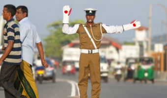 Парни на Шри-Ланке дали взятку полицейскому и загремели под арест. Что необычного? Просто коп был из картона