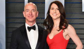 Основатель Amazon Джефф Безос грустно объявил о разводе, но его засмеяли. Из-за Алексы, конечно