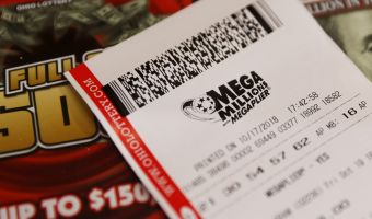 Житель США уступил очередь в магазине, когда покупал лотерейный билет. Карма вернулась и принесла ему 1,5 млрд
