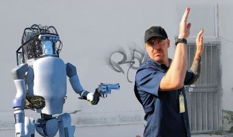 Что будет, когда роботам Boston Dynamics надоест роль угнетённых? Блогеры показали, и это видео не для людей
