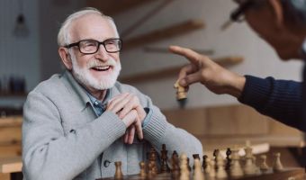 Дед подыграл внуку в шахматы, и тот этого даже не заметил. Хотя старик почти сделал парня одной левой