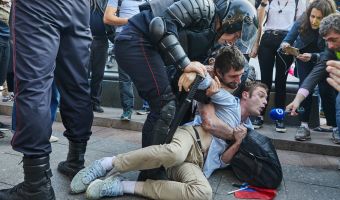 «Полицейские жёстко избивают лежащих на земле людей». Что произошло на московском митинге за свободные выборы