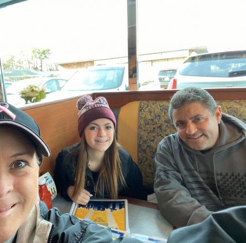Эми со своей семьей в кафе