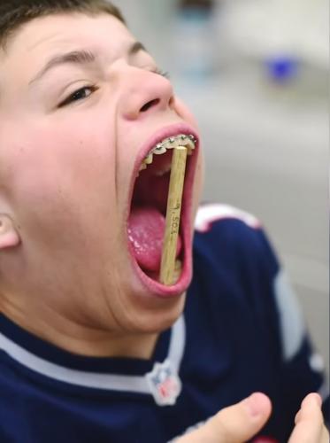 Члены комиссии «Книги рекордов Гиннесса» подтвердили: у Исаака самый широко раскрывающийся рот в мире.