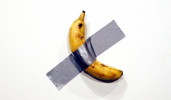 Художник сделал самую дорогую инсталляцию из банана и скотча. Другой парень просто съел этот фрукт (бесплатно)