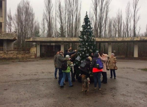 В заброшённой Припяти впервые за 35 лет нарядили ёлку. И это самое постапокалиптичное новогоднее чудо